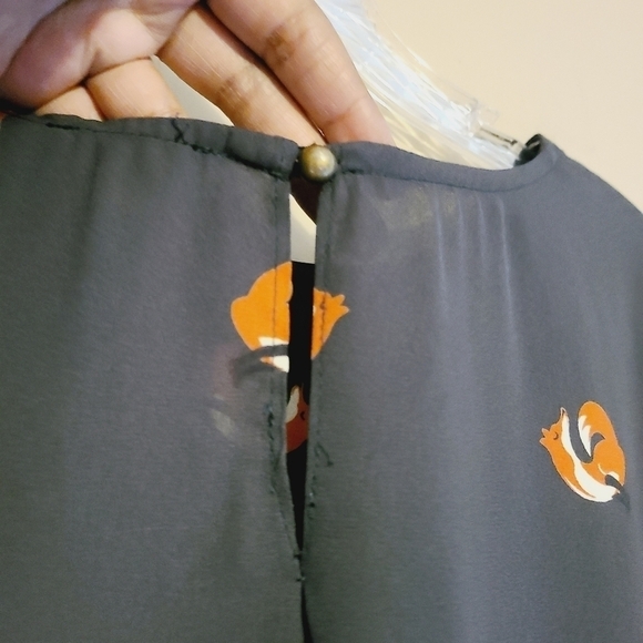 Everly | Women's Navy Fox Print Hi-Low Rolled Sleeved Top (Size Medium) - Picture 9 of 11